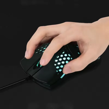 Segurando mouse usb rgb para computador