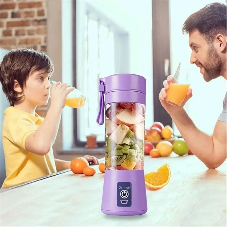 Criança e Homem usando Mini Liquidificador Portátil