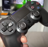 Segurando Controle PS4 Sem Fio