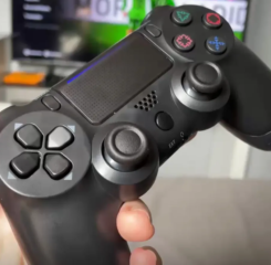 Segurando Controle PS4 Sem Fio